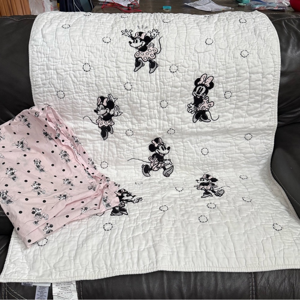 Toddler Pottery Barn Kids Disney Minnie Mouse Quilt and pillow cases.